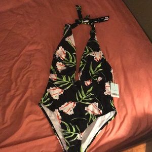 Cups he bathing suit, brand new.